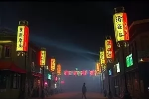 悟空影院首屏主推《雾港回声》中雾夜港口灯塔亮起的画面
