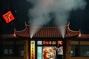 《白鹭洲》芦苇荡里惊起的一群白鹭与旧木船