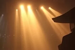 《第七次搬家》堆满纸箱的客厅与一扇朝西的窗
