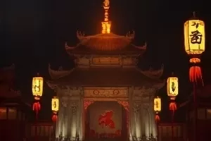 《玻璃栈道》主角站在高空玻璃栈道上回望山雾的画面